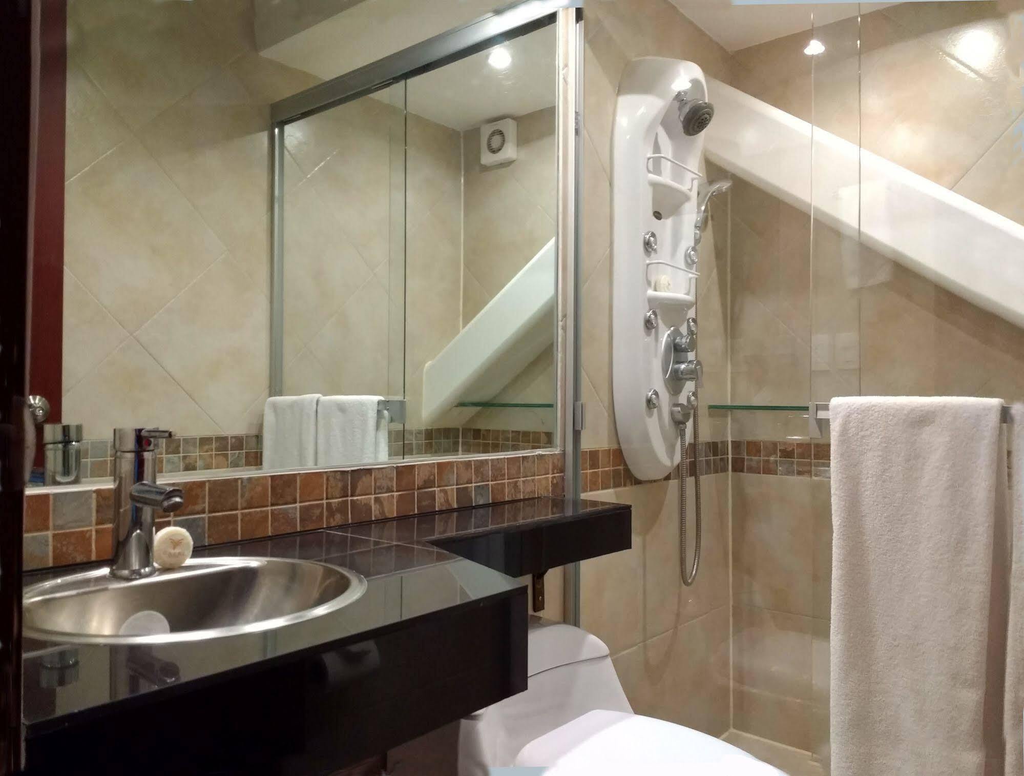 Suites Capri Reforma Ángel 380 Città del Messico Esterno foto